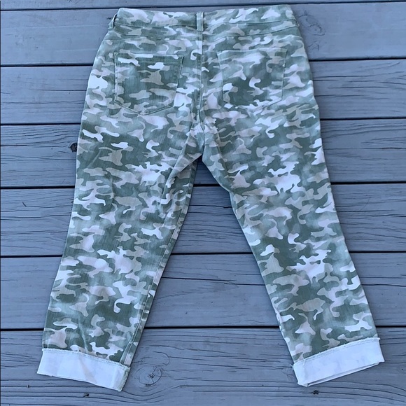 Bandolino camo capri size 8 - Picture 3 of 7